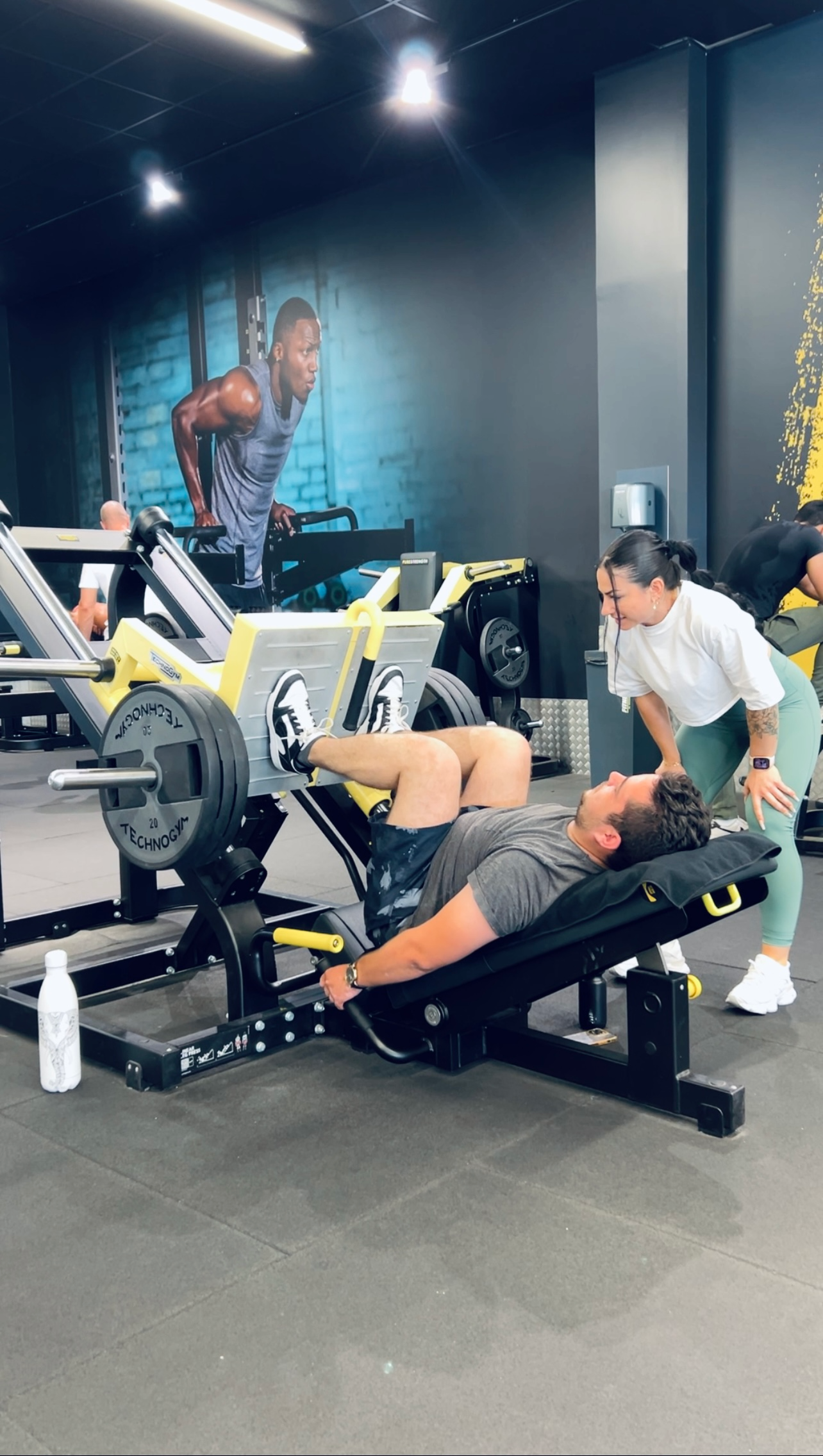 Correction de la technique lors d’une séance en salle avec Coach Séra